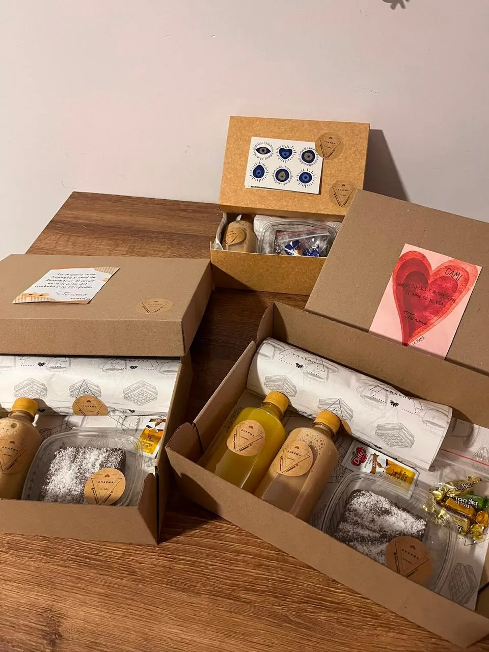 Caja de regalo con souvenir, café y refrigerio