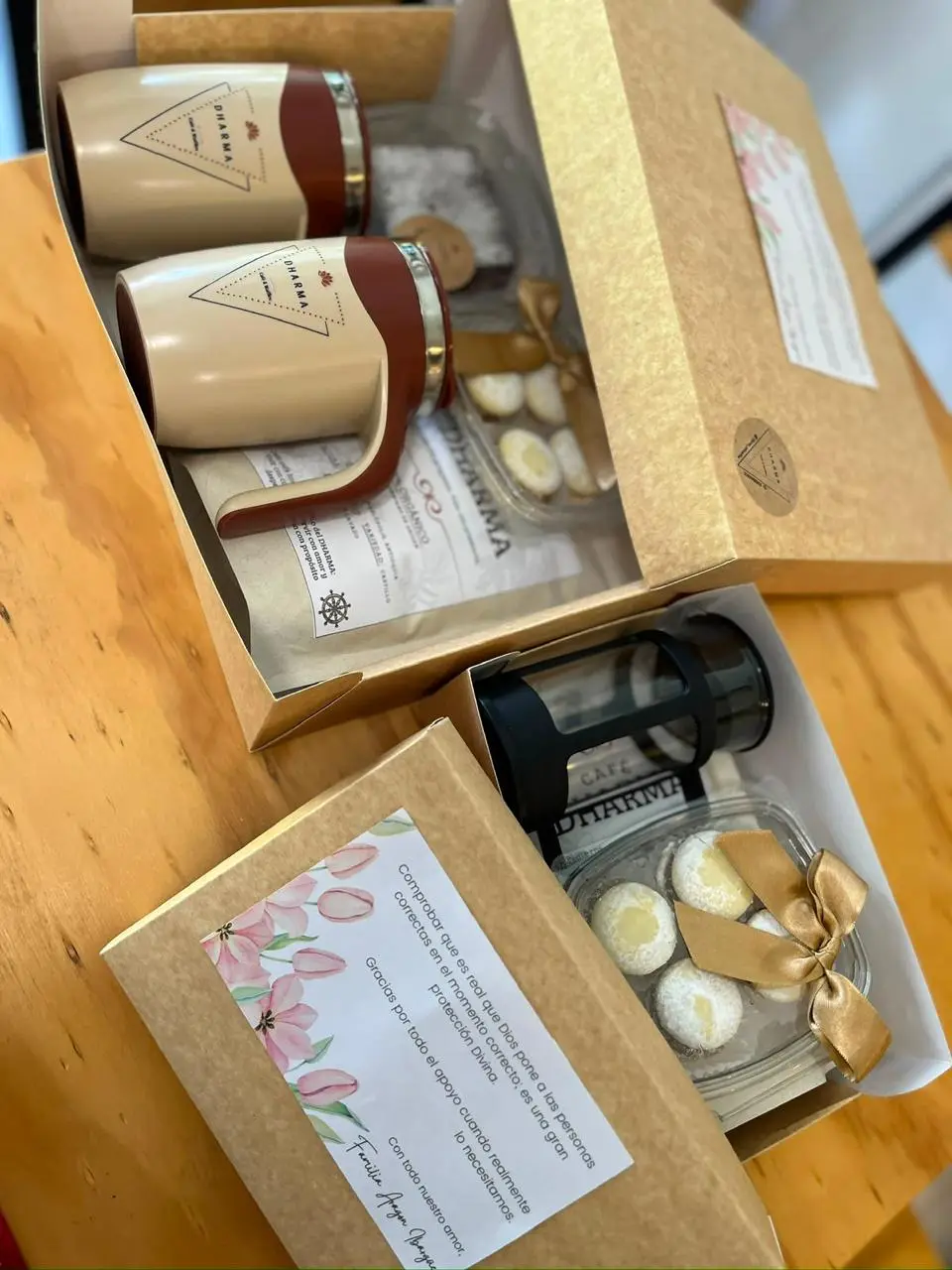 Detalle del contenido de la caja de regalo