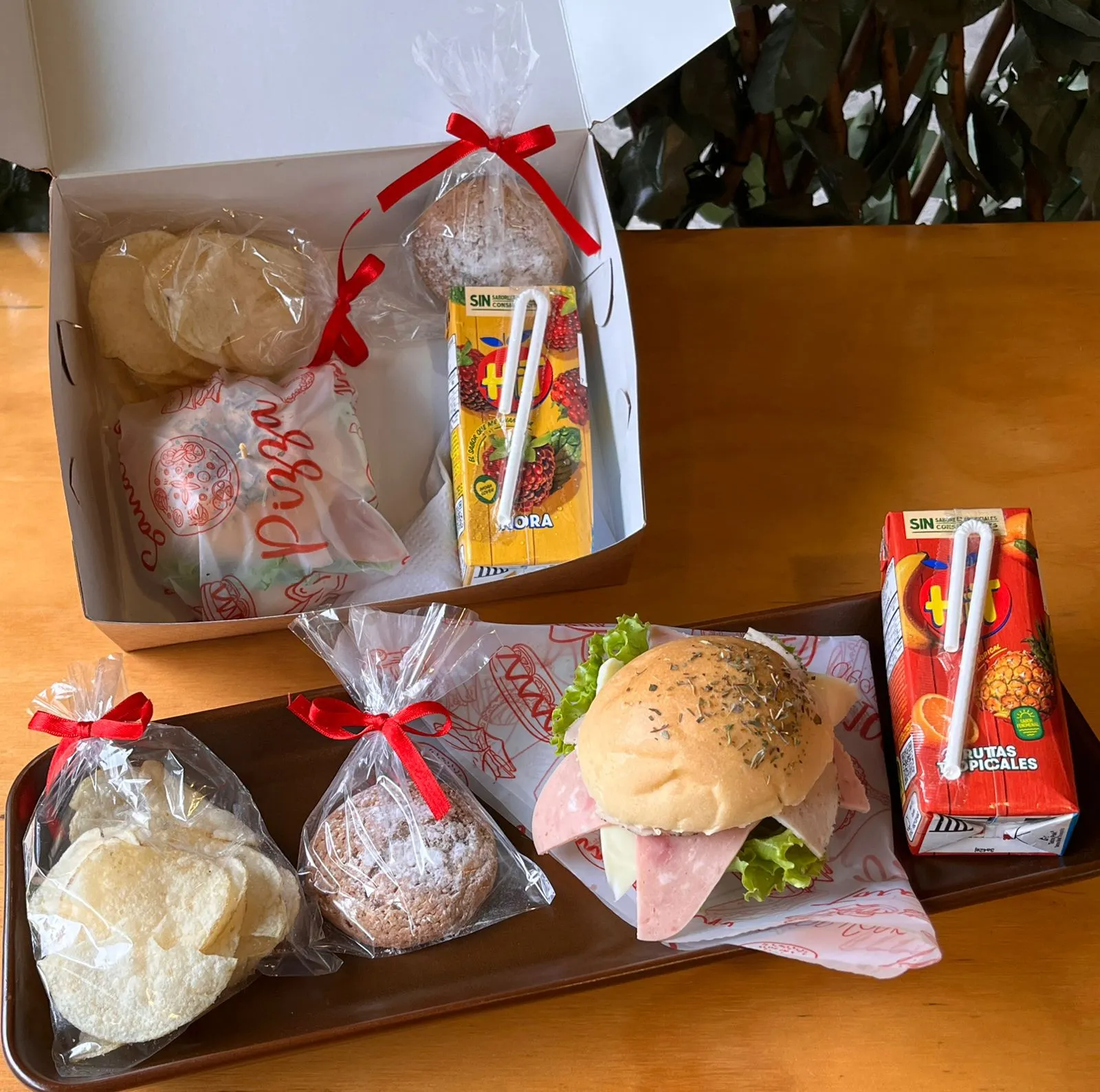 Mesa montada con refrigerios, bebidas y pasabocas